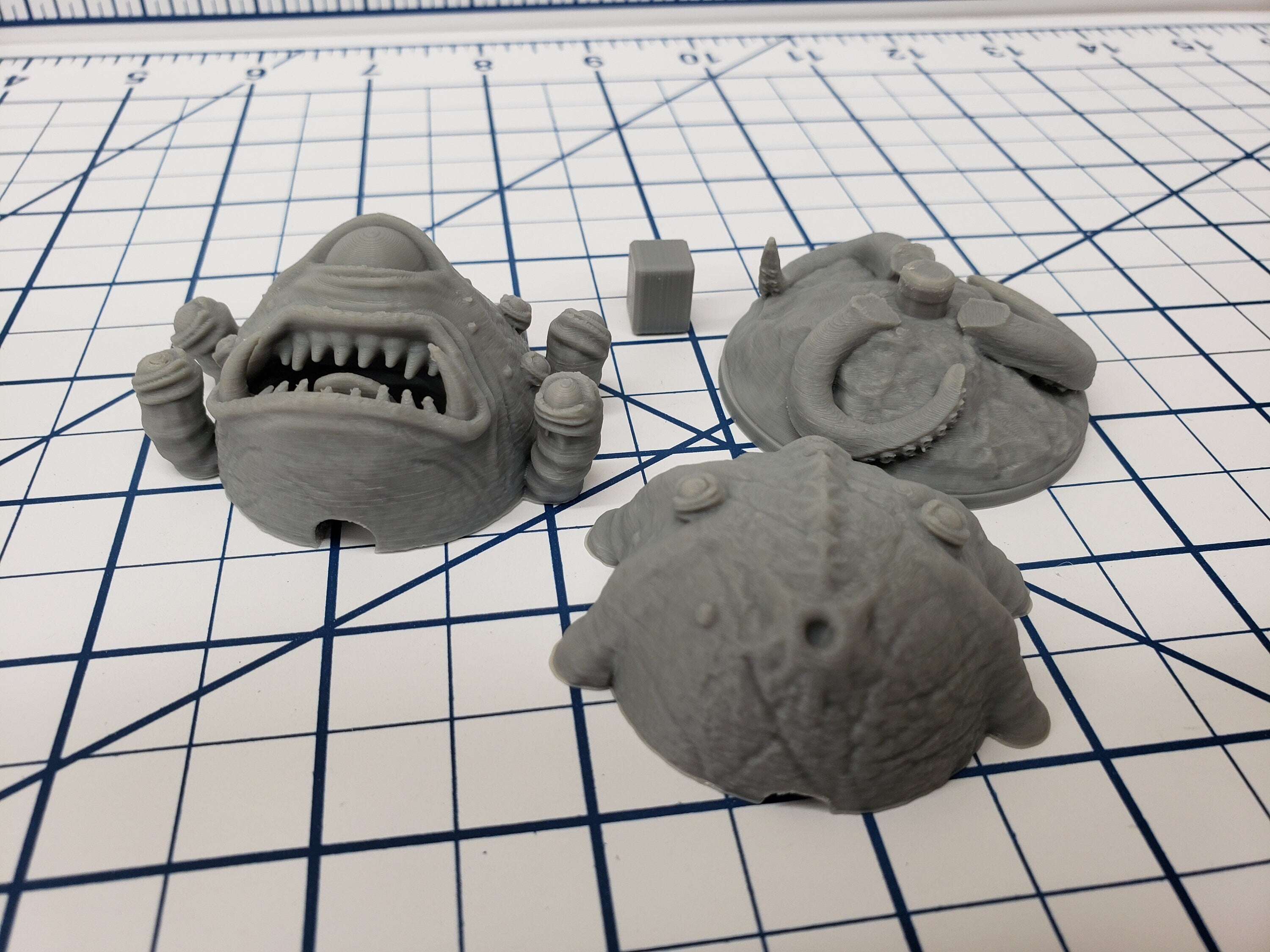 Angry Ball of Eyes - Beholder - DND - Pathfinder - RPG - Dungeon & Dragons - Miniature - Mini - 28 mm / 1" - Fat Dragon Games