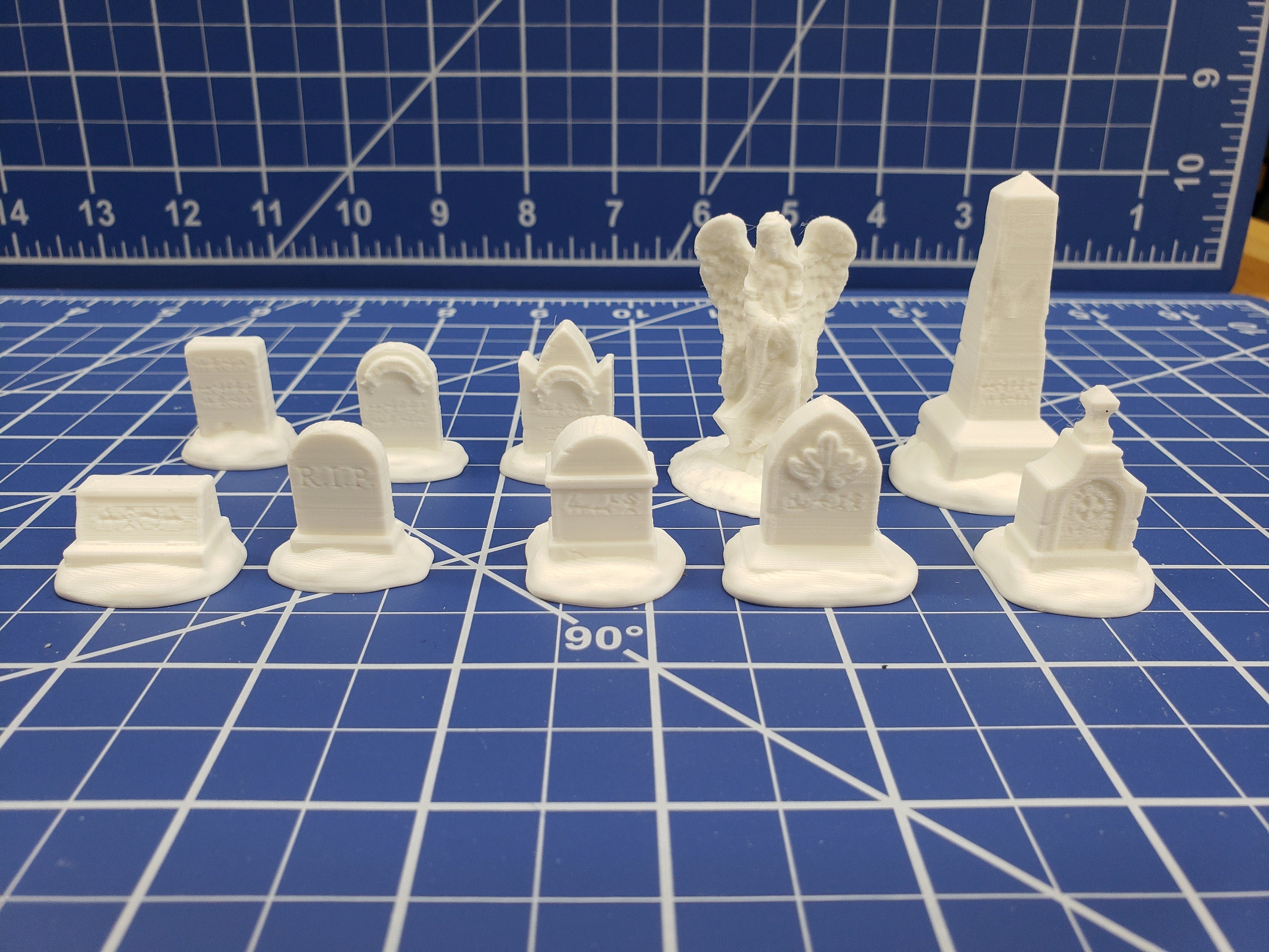 Cemetery Markers and Statue Set - DragonLock - DND - Pathfinder - RPG - Dungeon & Dragons - 28 mm / 1" - Fat Dragon Games
