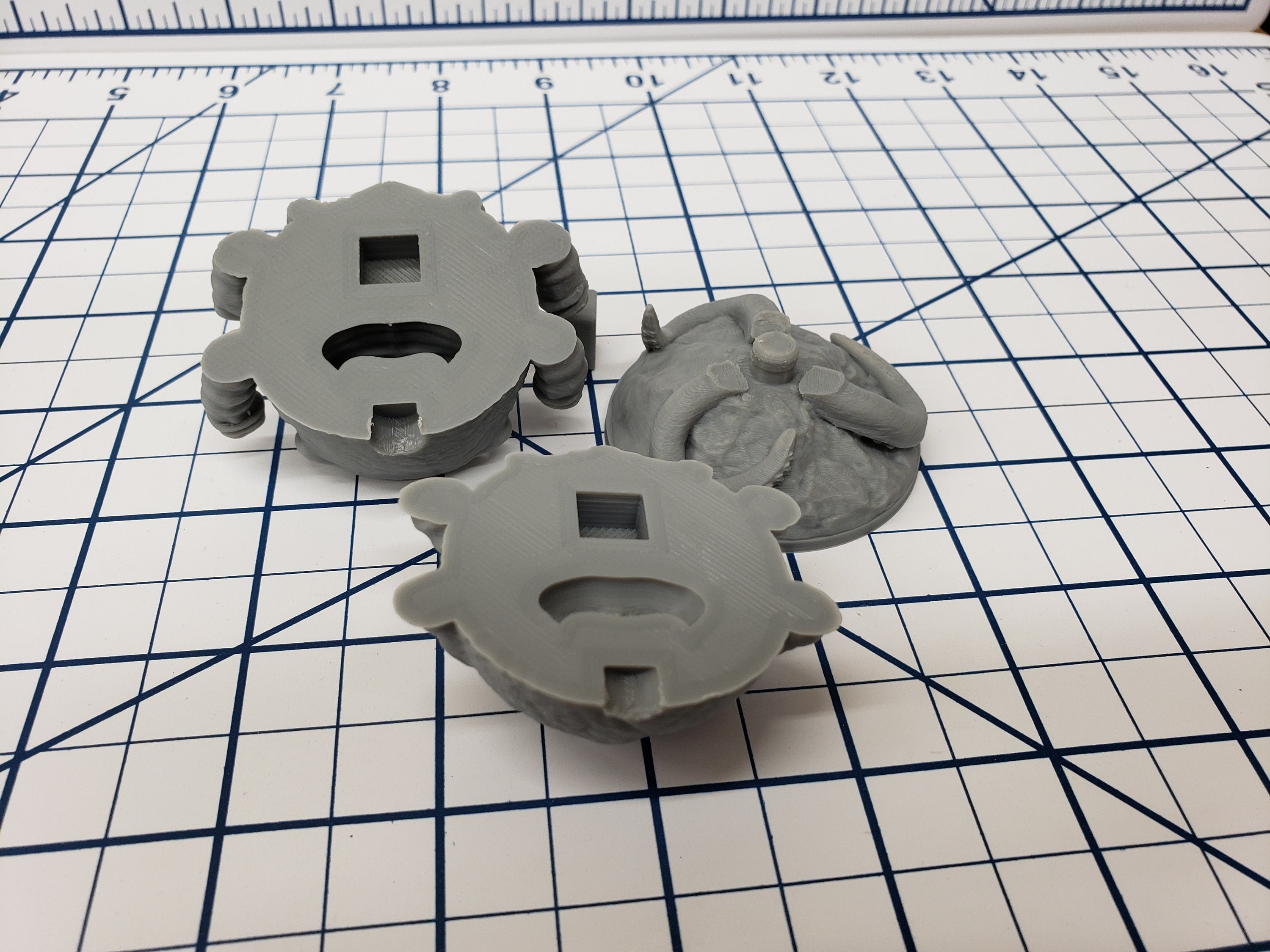 Angry Ball of Eyes - Beholder - DND - Pathfinder - RPG - Dungeon & Dragons - Miniature - Mini - 28 mm / 1" - Fat Dragon Games