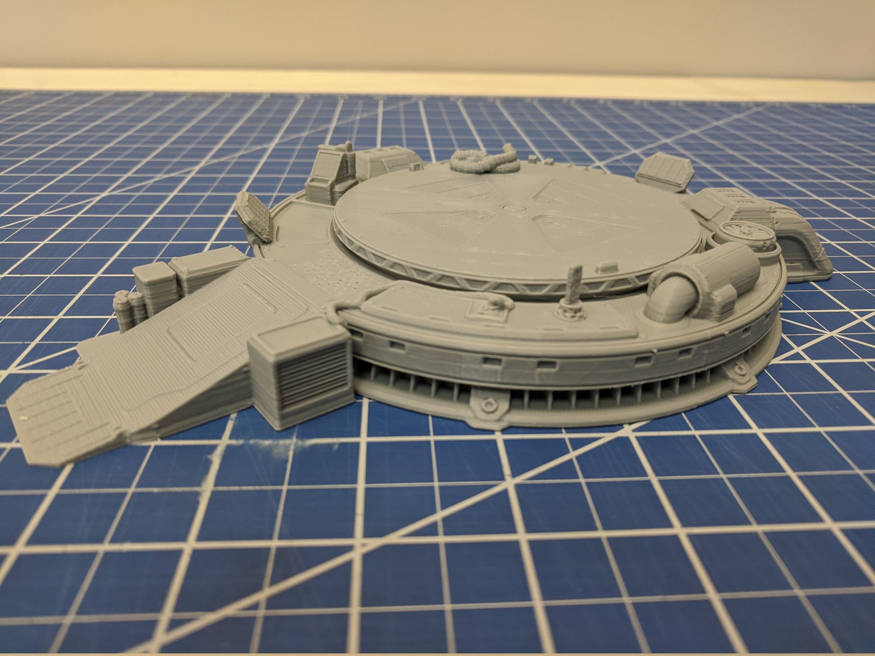 Hanger Landing Pad- Novus Landing - Starfinder - Cyberpunk - Science Fiction - Syfy - RPG - Tabletop - Scatter - Terrain - 28 mm / 1"
