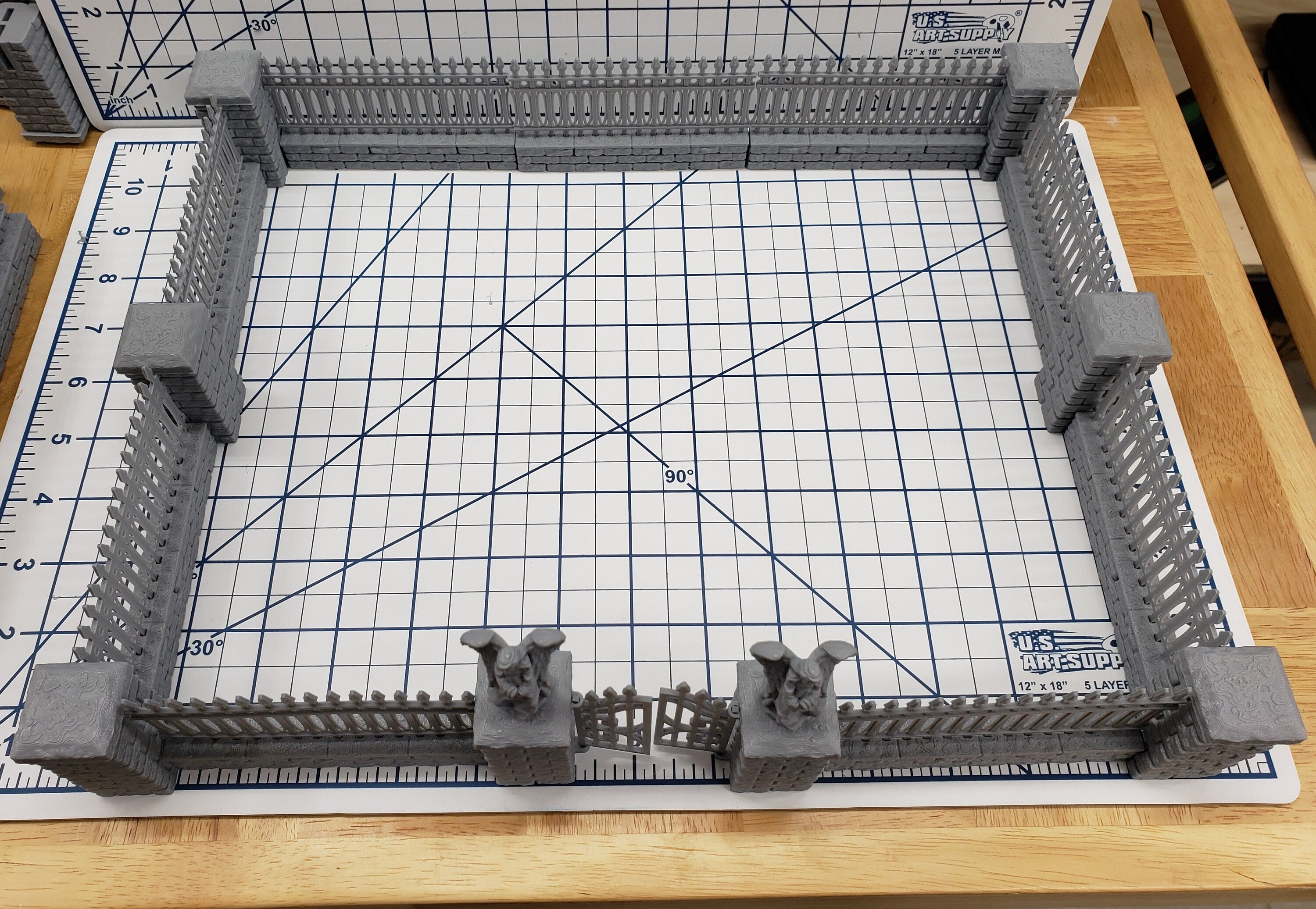 Cemetery Gate and Walls Set - DragonLock - DND - Pathfinder - RPG - Dungeon & Dragons - 28 mm / 1" - Fat Dragon Games