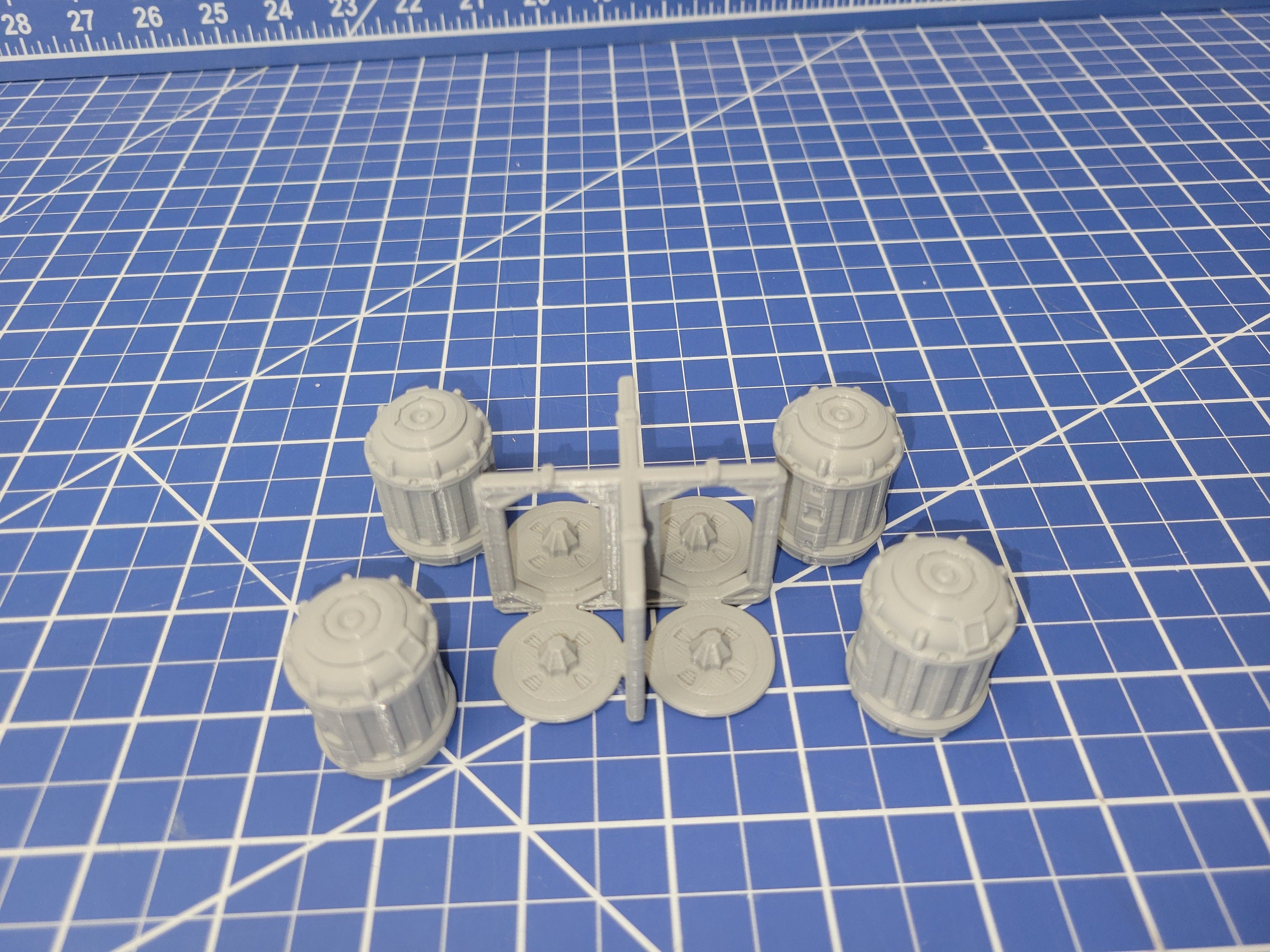 Cargo Cannisters And Frame - Novus Landing - Starfinder - Cyberpunk - Science Fiction - Syfy - RPG - Tabletop - Scatter - Terrain - 28mm/1"