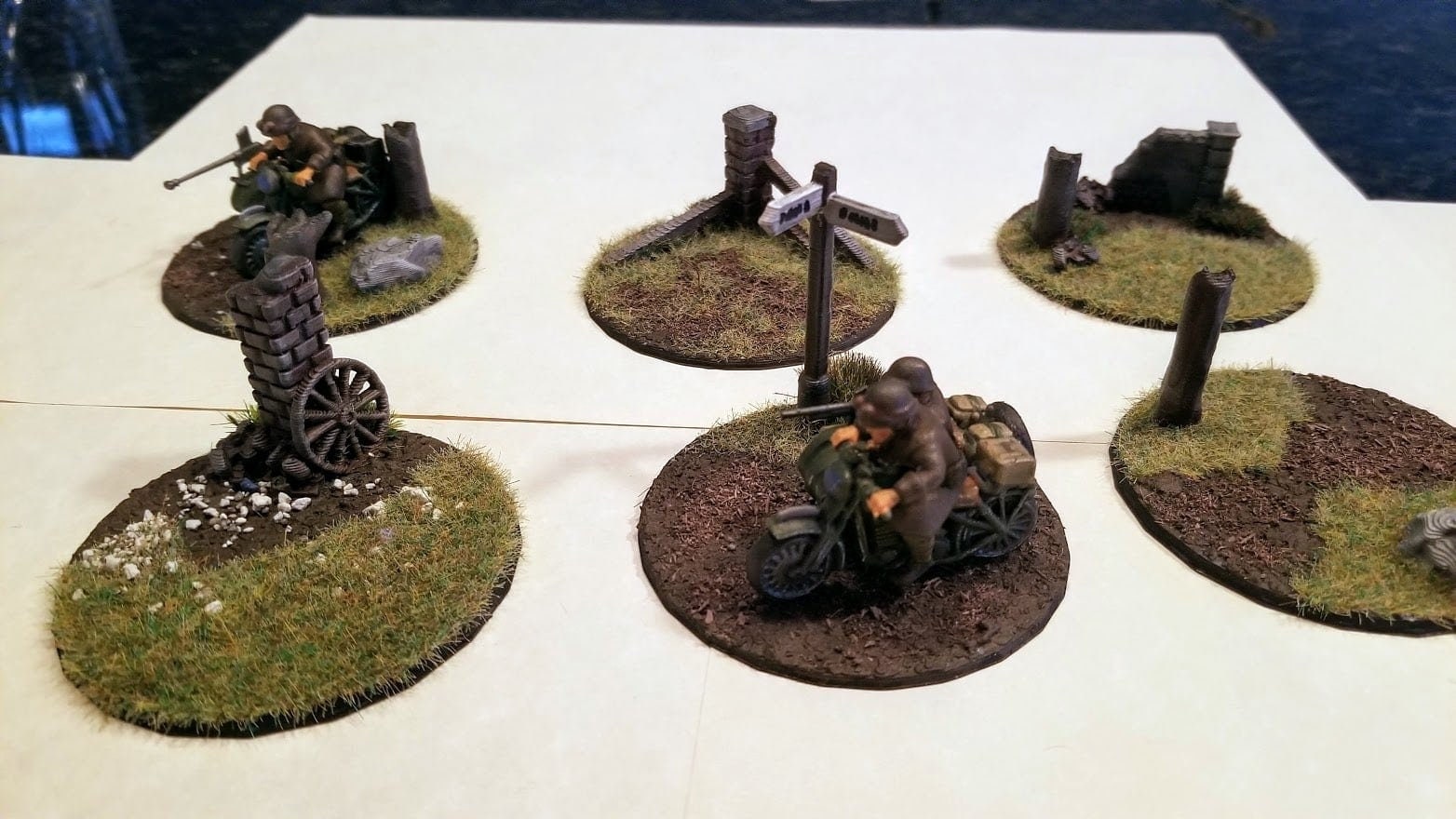 Bases 25 mm or 60 mm - Great for Table Top War Games And Dioramas - Resin 28 mm Miniatures - Bolt Action